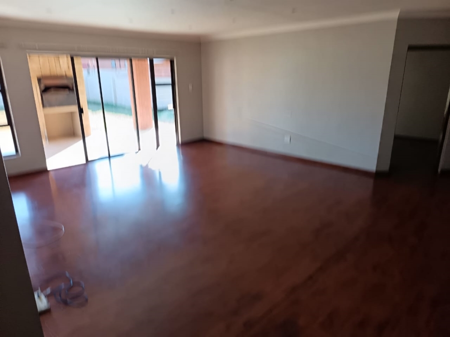 To Let 3 Bedroom Property for Rent in Hillside Free State